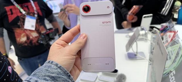 MWC 2026: Tecno Atom este un telefon modular pe care am pus mâna, dar am găsit o problemă...