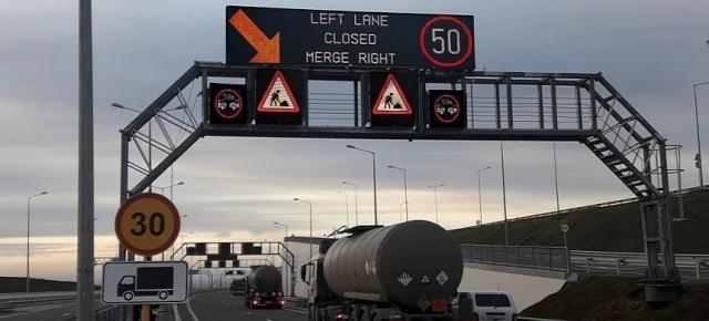 Șoferii din Estonia văd alertele Waze direct pe panourile de pe autostrăzi; Cum funcționează?