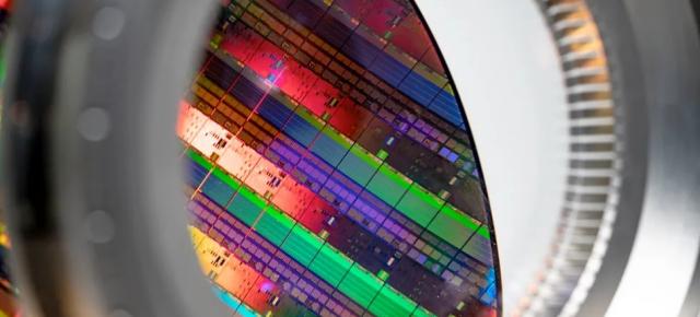 Un startup susținut de Microsoft promite litografie la scară atomică cu ajutorul heliului; Când le vedem?