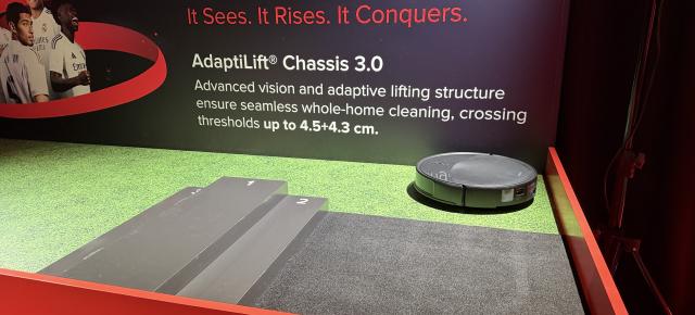 Roborock Saros 20 în acţiune, sărind peste praguri MARI într-un traseu cu obstacole