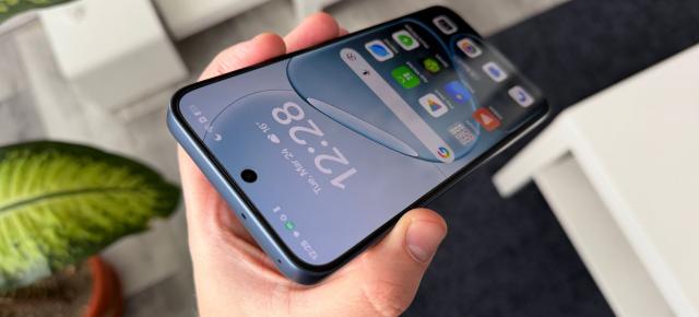 OPPO A6 Pro 5G: Display cât trebuie ca diagonală, AMOLED 120Hz și luminos, priceput și la gaming