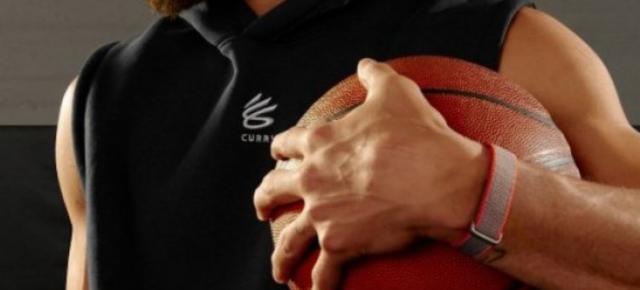 Google intră în cursa braţărilor de fitness fără ecran; Starul NBA Steph Curry îi face reclamă acestui Fitbit