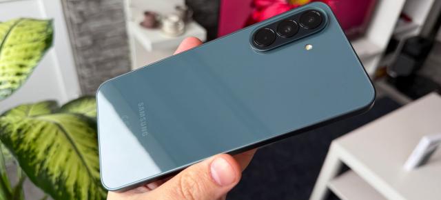 Samsung Galaxy A37: Design pe bază de policarbonat, sticlă rezistentă