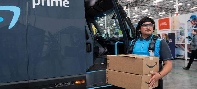 Amazon introduce taxe mai mari pentru logistică; comenzile de produse ar putea deveni mai scumpe