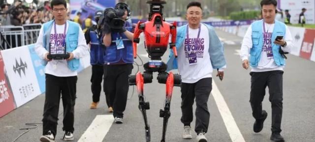Viitorul e aici: Un robot umanoid domină un semimaraton din Beijing, depășind oamenii pe o distanță de 21 de kilometri (Video)