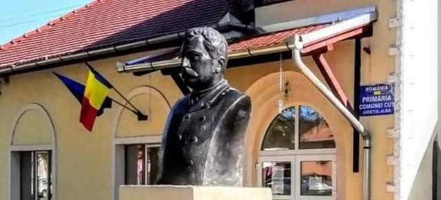 Primăria din Cut a plătit 38 de abonamente mobile pentru 10 angajați