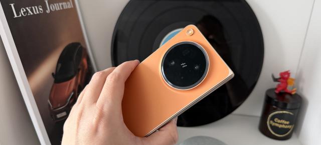 OPPO Find N6: Camera cu cea mai utilă funcţie pentru vloggeri, scenete pe Calea Victoriei, culori plăcute