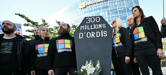 Activiștii francezi „înmormântează” Windows 10 și acuză Microsoft de „învechire programată”
