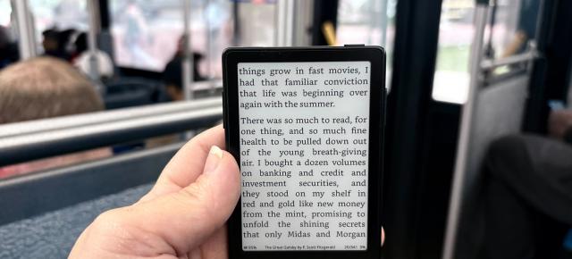 Xteink X3, e-reader-ul magnetic care se lipește de telefon; soluție interesantă pentru cei sătui de doomscrolling