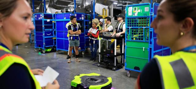 Amazon pregătește un nou val de automatizare în Europa - noul robot logistic Proteus poate primi instrucțiuni ca un coleg de muncă