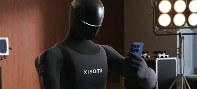 Robotul umanoid Xiaomi face fotografii cu telefonul, are mai nou „glande de transpiraţie”; Ce planuri are Xiaomi pentru CyberOne?