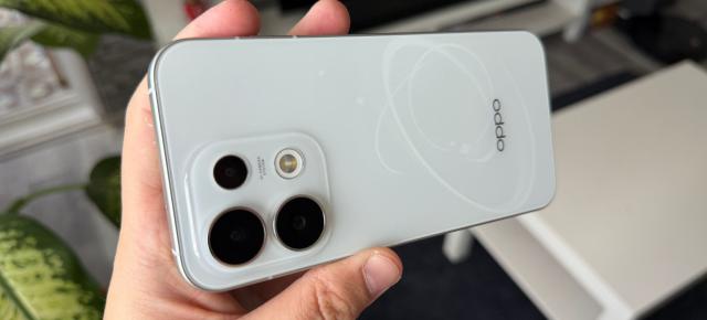 OPPO Reno16 Pro 5G: Design fascinant cu un soi de hologramă 3D în spate, corp compact și certificat IP69