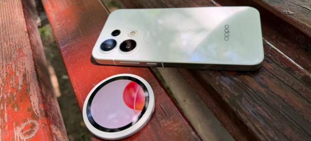 OPPO Reno16 Pro 5G: Telefonul non-pliabil care poate primi un al doilea display, pe lângă cel principal de 6.32 inch