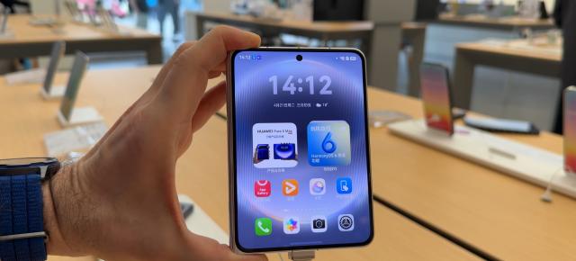 Huawei ar putea lansa în septembrie telefonul 16:10 care păstrează formatul Pura X, dar renunță la balama