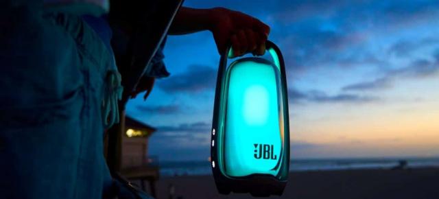 JBL Pulse 6 vrea să fie și boxă, și lampă de noptieră; Are 40 W RMS, Bluetooth 6.0, Auracast și autonomie de 12 ore