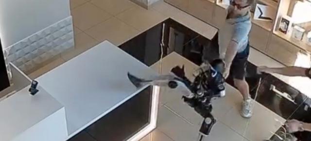Un robot umanoid a fost împins într-un magazin din Rusia; Câteva secunde mai târziu a început să dea cu piciorul (video)