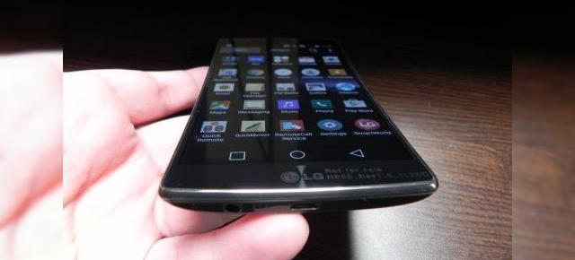 LG G Flex 2 Preview: telefonul curbat şi flexibil revine, mai mic, dar mai puternic (Video)