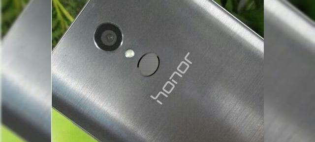 Scannerul de amprente de pe Huawei Honor 7 reconfirmat de o imagine hands on cu terminalul; Ar putea fi de fapt Honor 7 Plus!