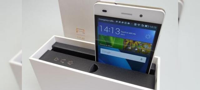 Huawei P8 Lite Unboxing: cutia ingustă si elegantă ca şi la modelul mai mare şi un design de telefon foarte compact (Video)
