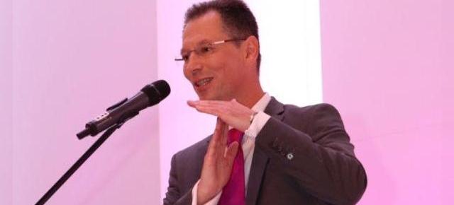 Piaţa de cartele prepay e în scădere şi sub presiune, din cauza abonamentelor prea accesibile, consideră şeful Telekom Romania