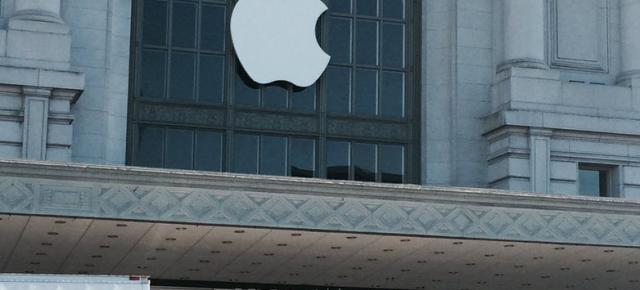 Apple decorează Bill Graham Auditorium cu logo-ul propriu înainte de marele eveniment de pe 9 septembrie, aduce extra forte de securitate