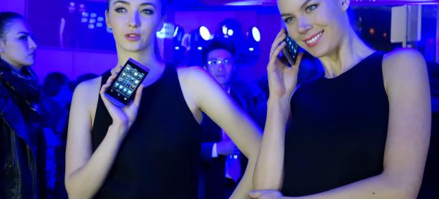 Telefon de lux anul trecut, telefon normal anul acesta: BlackBerry Porsche Design P’9982 îşi scade preţul de 4 ori într-un an!
