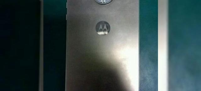 O primă fotografie cu Moto X (Gen 4) ajunge pe web; telefonul sosește într-o carcasă metalică