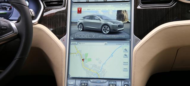 Tesla ar putea oferi mirroring pentru aplicaţiile smartphone pe ecranul touch din consola centrală