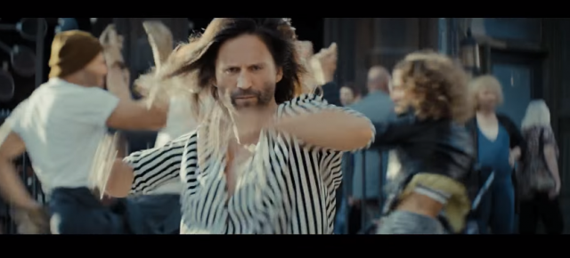 Jason Statham se dedublează şi dansează în spotul oficial pentru LG G5 (Video)