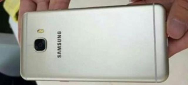 Samsung Galaxy C5 ni se prezintă în noi fotografii; smartphone-ul metalic ar putea fi anunțat curând