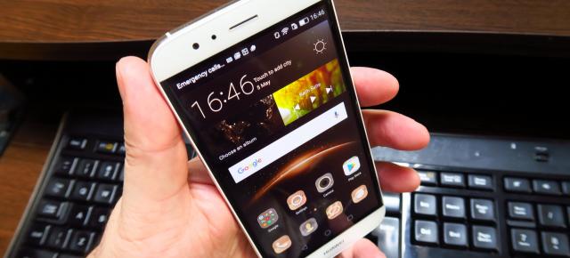 Huawei G8: Design neobişnuit pentru un Huawei, cu panou 2.5D frontal