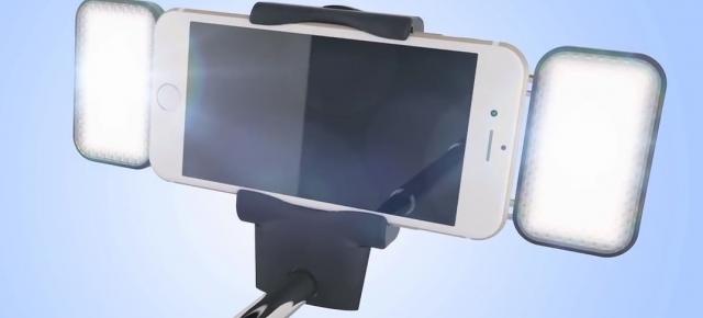 Supradoză de selfie stick: selfie stick-ul UnREAL vine cu extensie automată, ventilatoare şi mega blitz (Video)