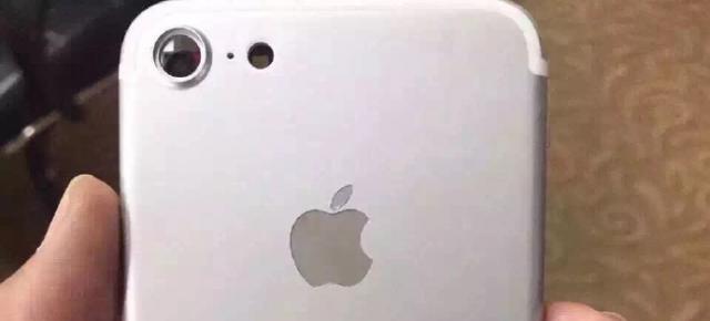 Presupuse imagini cu iPhone 7 apar pe Weibo; Vedem o cameră ce iese în relief şi o antenă mutată mai spre margini