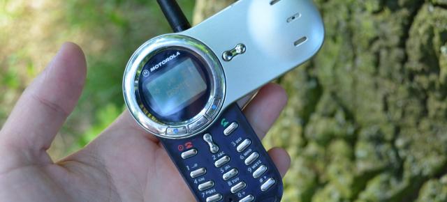 Motorola V70 RetroReview: precursorul lui Motorola Aura şi un model cu clapetă rotativă şi iluminare fascinantă (Video)