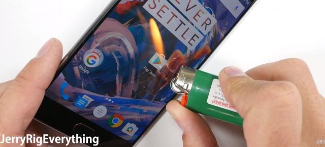 OnePlus 3 trece prin testele obişnuite de tortură: zgâriat, ars şi îndoit (Video)