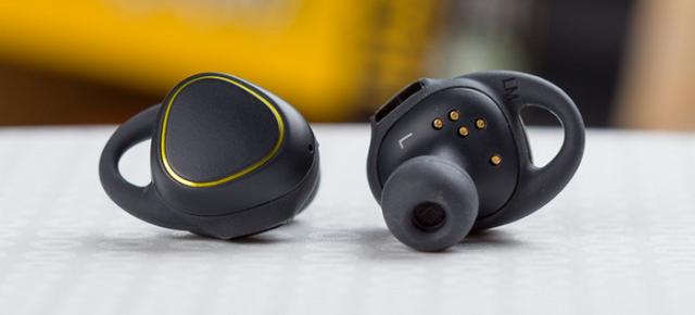 Căstile Samsung Gear IconX şi brăţara Samsung Charm disponibile acum în România, primesc şi preţuri la eMAG.ro