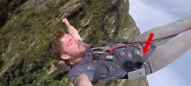 Cum să îţi pierzi telefonul ca idiotul în vacanţă: prin bungee jumping cu el în buzunar...! (Video)