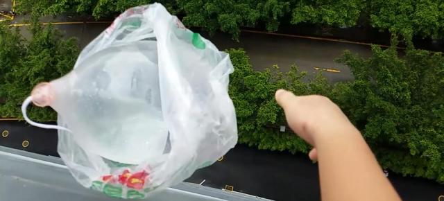 Teste sau şotii de vacanţă? Telefonul Ulefone Metal e aruncat de la 30 de metri înălţime într-un balon plin cu apă; Iată rezultatul! (Video)