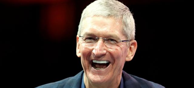 Tim Cook încasează 35.8 milioane de dolari pe o treime din acţiunile sale Apple, după ce acţiuni restricţionate au devenit accesibile
