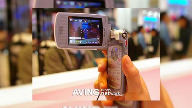 <b>Samsung SCH B750, frate geaman cu Nokia N93</b>Samsung si-a anuntat noul telefon dotat cu functii de camera video, SCH B750, un model care seamana izbitor cu Nokia N93, datorita designului si a fisierelor video de calitate rezultate in urma filmarii. SCH B750 include o camera de 3 megapixeli, si o...