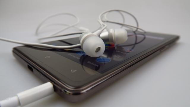 <b>Allview X3 Soul Style: Multimedia excelentă în spate, decibeli în picaj în faţă</b>Allview X3 Soul Style e un telefon pentru tineri, pentru simplul fapt că are o cameră selfie puternică şi lookul necesar pentru a fi stilat şi ideal pentru adolescenţi şi tineri. Acustica DTS e la posturi şi avem şi egalizarea clasică în aplicaţia Music..