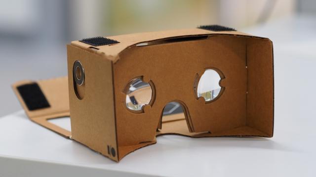 <b>Aplicaţia Google VR Cardboard Camera soseşte pe iOS, permite crearea de imagini VR la 360 de grade pe iPhone, iPad</b>Realitatea virtuală reprezintă un punct de interes pentru Google, iar astăzi aflăm că marele G tocmai ce a lansat aplicația Google VR Cardboard şi pe iOS. Ea permite crearea de imagini în format VR la 360 grade atât pentru terminale iPhone, cât și pentru