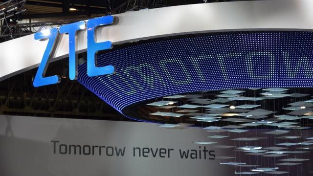 <b>Un proiect de crowdsourcing de la ZTE duce la creaţii trăznite ca "SpiderPhone", o mască de scufundări VR şi altele</b>După cum bine știm, cele mai trăznite idei vin prin intermediul campaniilor de crowdsourcing, acestea oferindu-le dezvoltatorilor posibilitatea de a-și prezenta produsele în fața unui public vast și ulterior strânge fonduri pentru a trece la producția