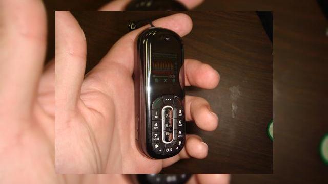 <b>Haier Elegance este oficial cel mai mic telefon din lume</b>Cel mai mic telefon din lume, Haier Elegance va fi in curand disponibil pentru britanici. Terminalul masoara 9.1x3.5x1.8 cm si il puteti admira in urmatoarea imagine: Telefonul cantareste doar 64 de grame si in ciuda dimensiunilor sale, el este dotat cu...