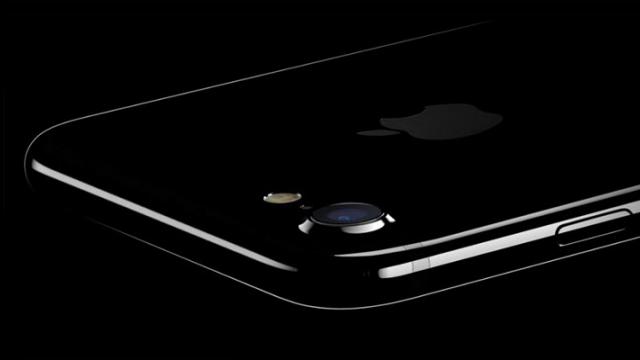 <b>iPhone 7 jet black şi iPhone 7 Plus în toate culorile sunt sold out la nivel oficial</b>Cu toate că design-ul noilor modele iPhone 7 și iPhone 7 nu s-a schimbat mai deloc comparativ cu generația precedentă, avem parte de noi variante de culoare pentru care putem opta. Una dintre acestea este un negru mat foarte arătos, iar cealaltă vine pe