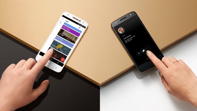 <b>Fanii Apple testează un "prototip revoluţionar de iPhone", care e de fapt un Moto Z; Se declară impresionaţi (Video)</b>Am mai văzut anterior pe YouTube clipuri în cadrul cărora fanii Apple sunt puși față în față cu așa-zise noi modele iPhone care de fapt sunt versiuni vechi de câțiva ani buni. De această dată însă, Motorola duce lucrurile la un nou nivel și decide să le