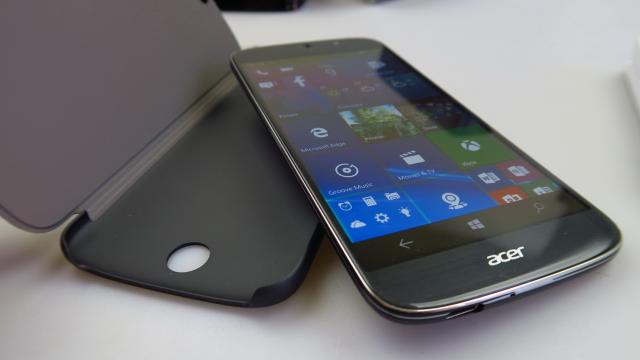 <b>Acer Liquid Jade Primo: Design din plastic ce imită metalul, mai puţin fragil decât un Lumia 950 XL</b>Ultimul model Windows 10 Mobile testat de noi a venit cu o dezamăgire la capitolul design, de vreme ce Lumia 950 XL scârţâia şi nu dădea deloc senzaţia de handset premium. Acer Liquid Jade Primo optează tot pentru plastic, un policarbonat care imită..