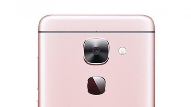 <b>LeEco Le Pro 3 are parte şi de scăpări în fotografii hands on, confirmate de LeEco drept autentice</b>Pe data de 21 septembrie, compania chineză LeEco urmează a prezenta oficial flagship-ul Le Pro 3 - un terminal care astăzi ni se prezintă în fotografii hands-on. După cum era de aștepta, avem de-a face cu un handset ce adoptă un corp metalic unibody și