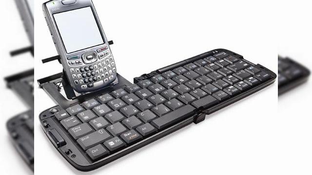 <b>Palm Ofera Tastatura Bluetooth</b>"Palm a lansat o noua tastatura wireless Bluetooth ce poate fi folosita cu majoritatea din smartphone-urile si telefoanele companiei. Asemenea altor portabile, aceasta se poate compacta pentru a fi mai usor de transportat, dar se deschide la o dimensiune...