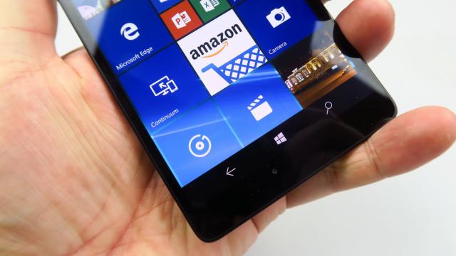 <b>Microsoft Lumia 950 XL: OS, UI, aplicaţii productive pentru pasionatul de Office, ancorate totuşi în trecut</b>Microsoft Lumia 950 XL Dual SIM reprezintă câteva premiere la Mobilissimo.ro: primul contact cu un telefon comercial cu Windows 10 Mobile preinstalat şi ne-a adus şi primul contact cu Windows 10 Mobile Anniversary Update. Le vom diseca pe ambele în următo